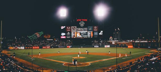 库里意外战胜塞尔维亚队，战术调整引爆全场！观众掌声雷动