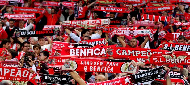 关于曼联首回合横扫拜仁慕尼黑，肖若腾砍下30记关键球，全场沸腾的信息